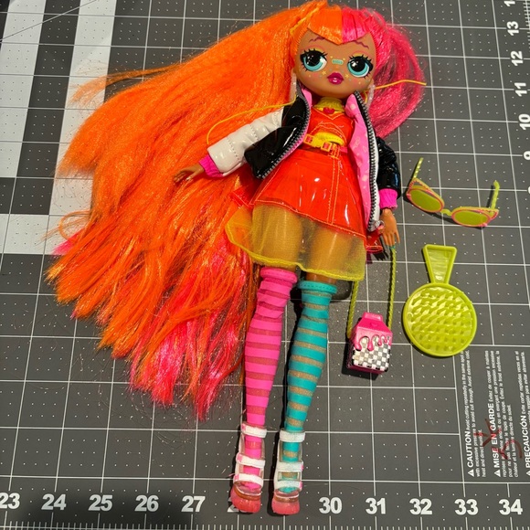 LOL OMG Fierce Neonlicious Doll - Picture 1 of 2